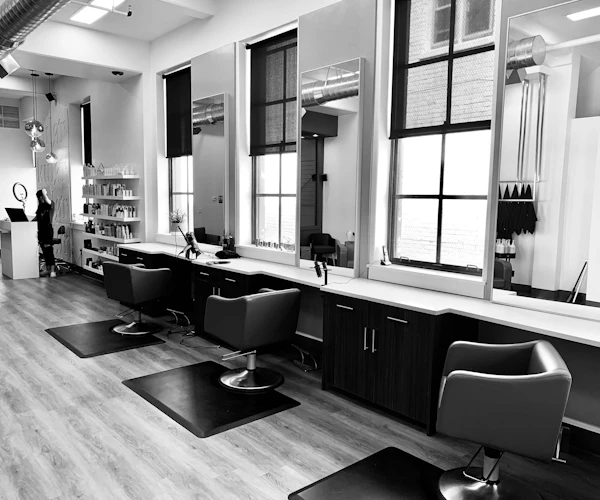 Salon Tres Chic Interior